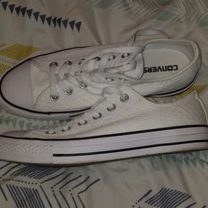Like New!  Women's Converse Chuck Taylors